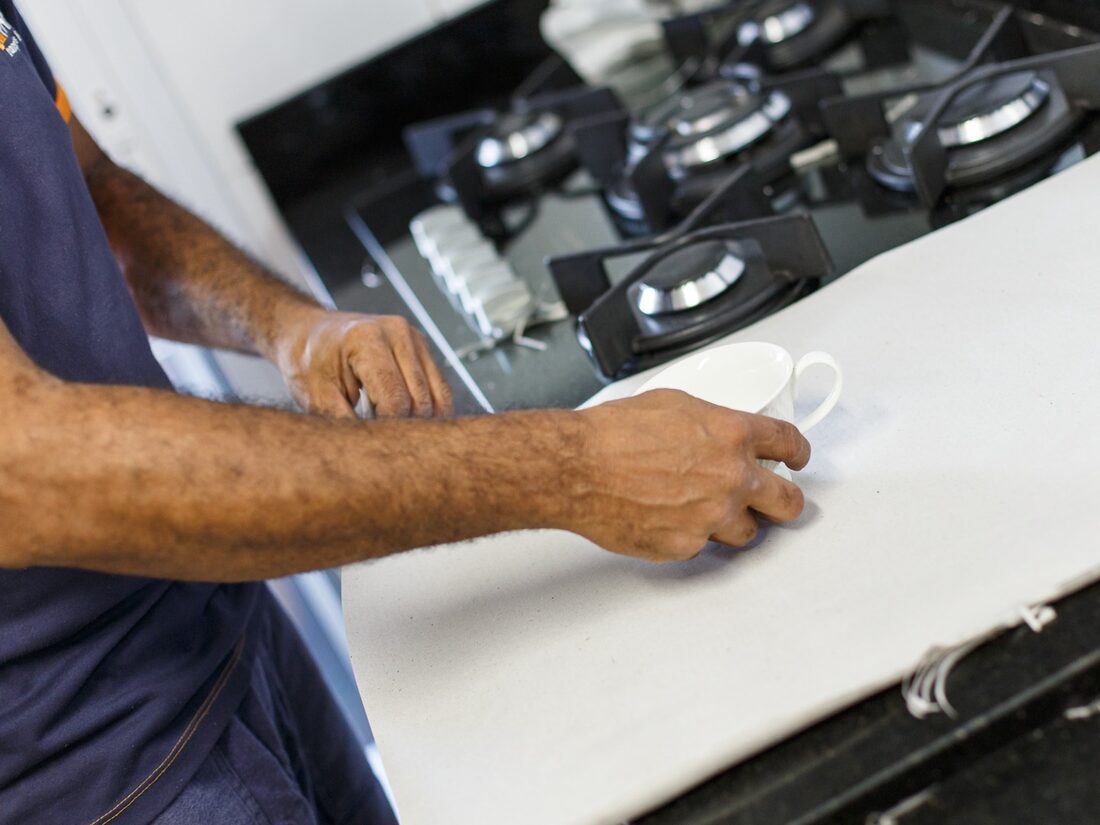 Equipe Paiva embalando louças e xícaras com proteção
